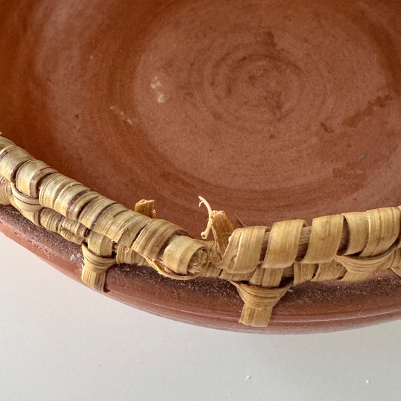 Vintage 90s Terracotta Bowl with Woven Reed Rim, handcrafted in Nigeria - Picture 7 of 9